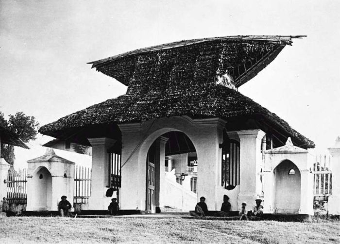 COLLECTIE TROPENMUSEUM Ingang van het paleis van de sultan van Ternate TMnr 60018584.jpg