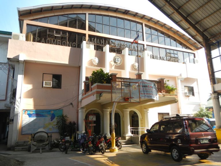Paombong Town Hall in Bulacan.jpg